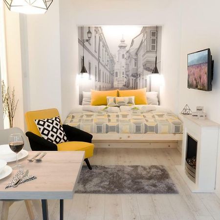 Luxury Studio 24 Gyor Bagian luar foto