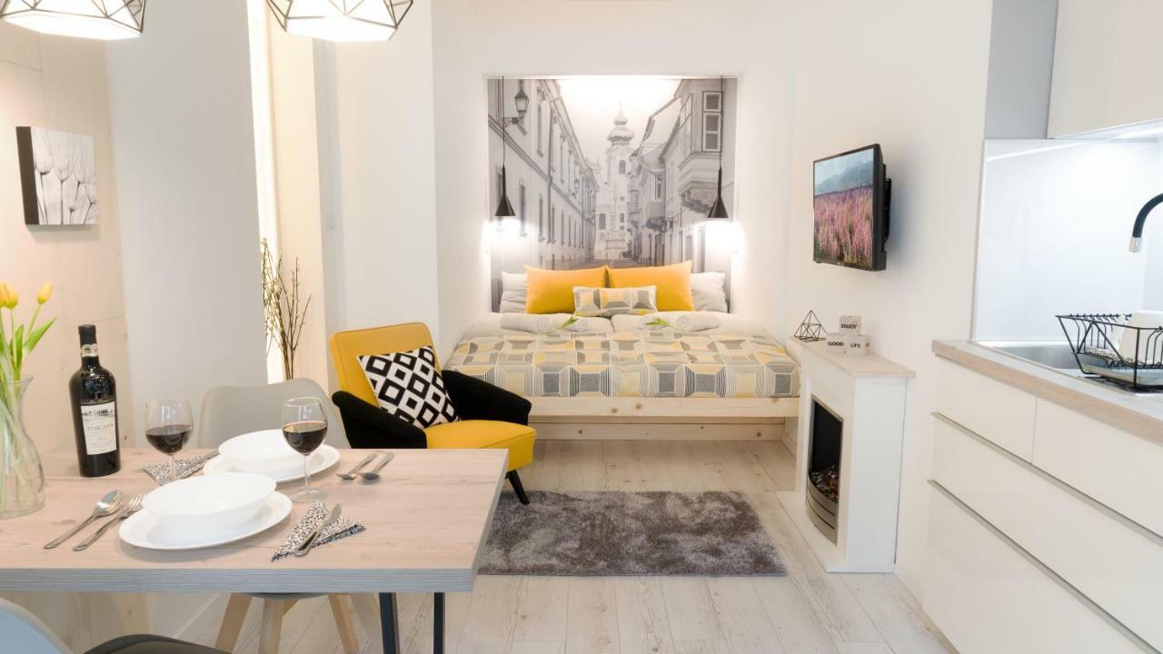 Luxury Studio 24 Gyor Bagian luar foto