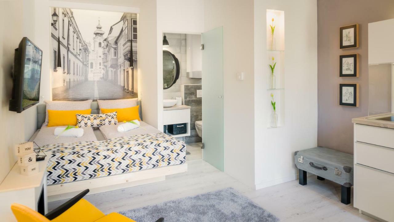 Luxury Studio 24 Gyor Bagian luar foto